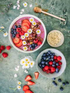 Bunte Beeren-Smoothie-Bowl selber machen.