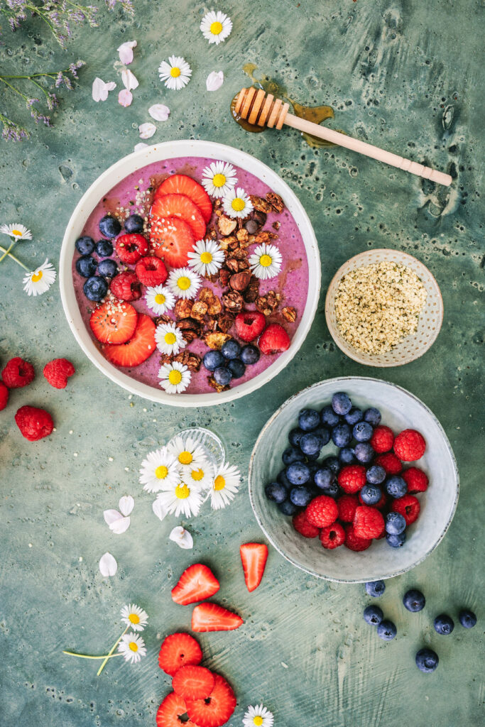 Bunte Beeren-Smoothie-Bowl selber machen.