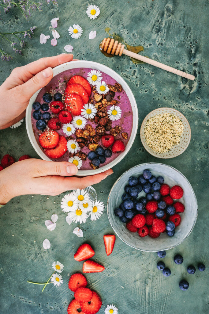 Gesunde Beeren-Smoothie-Bowl mit bunten Toppings.