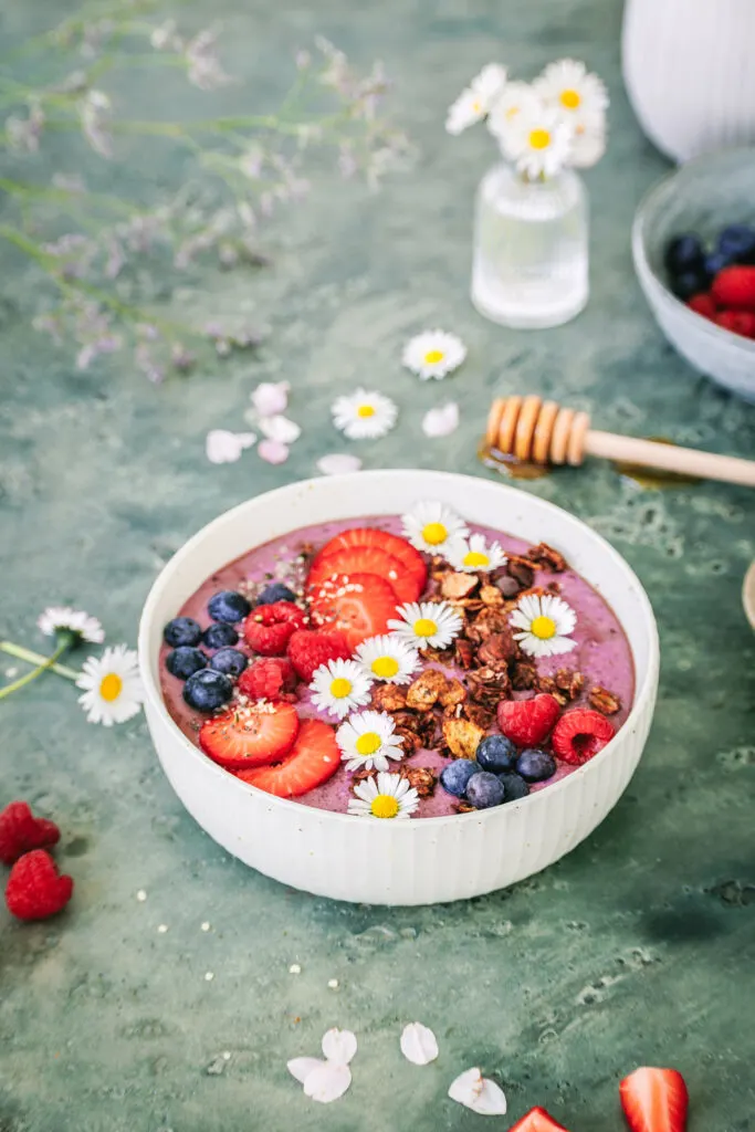 Beeren-Smoothie-Bowl – gesund und einfach.