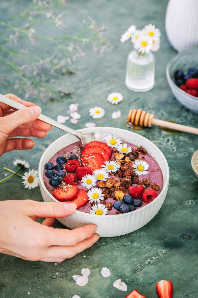 Einfaches Beeren-Smoothie-Bowl Grundrezept.