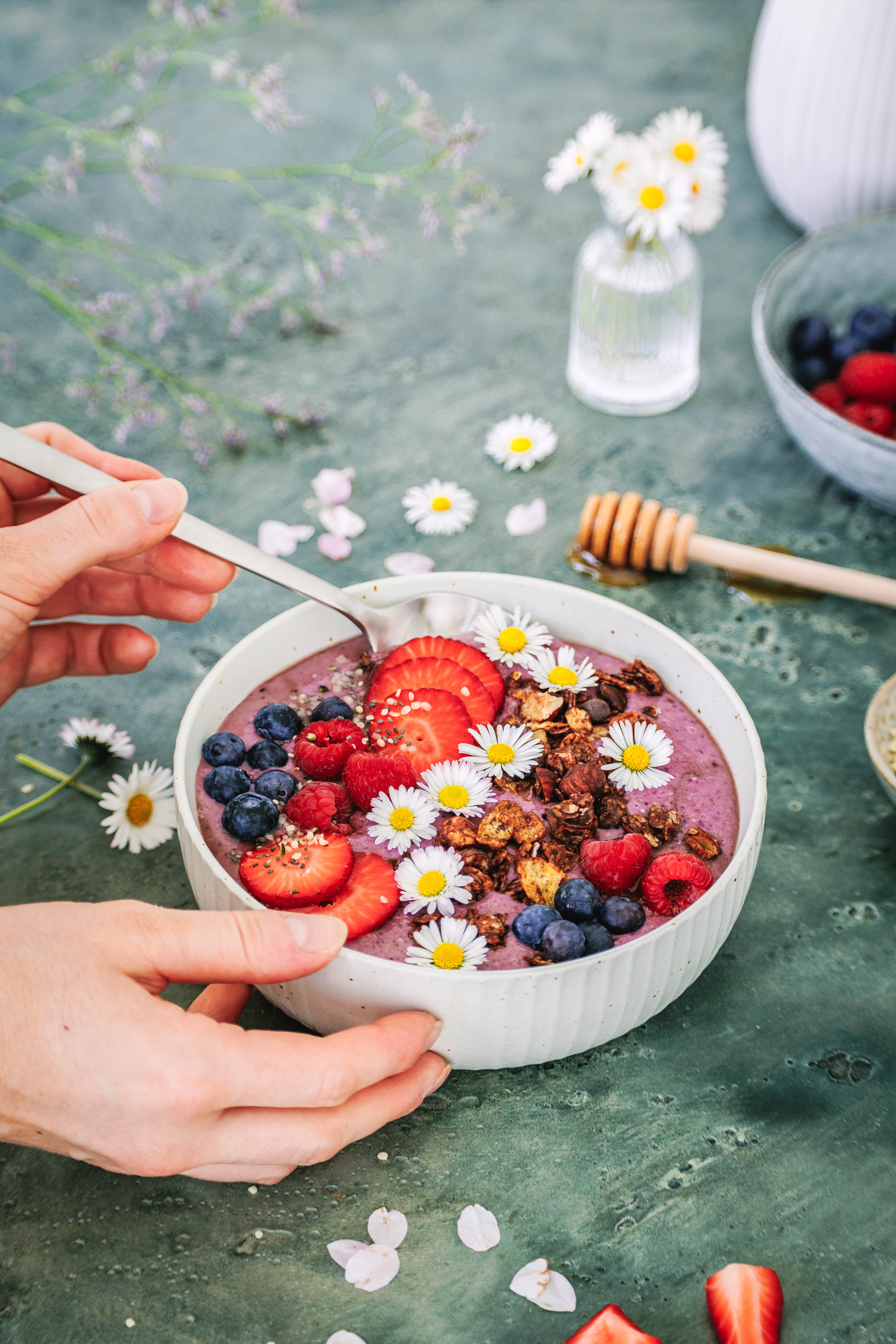 Beeren-Smoothie-Bowl: Gesundes Power-Frühstück Beeren-Smoothie-Bowl: Gesundes Power-Frühstück