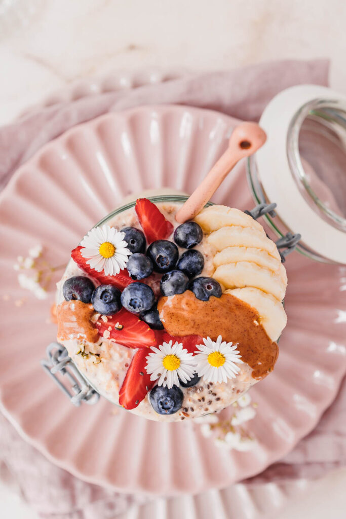 Leckere vegane Overnight Oats mit bunten Toppings.