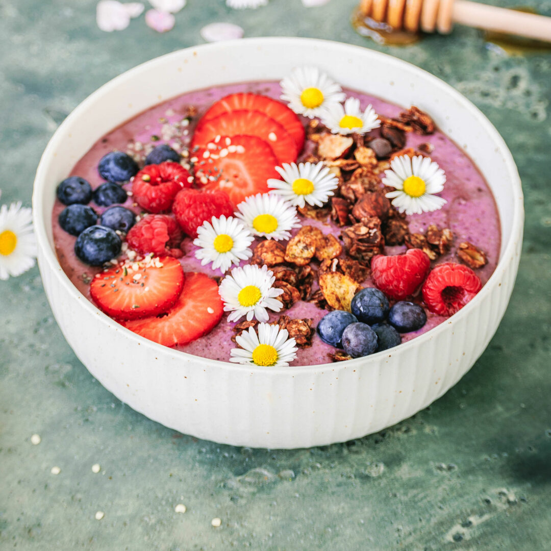 Beeren-Smoothie-Bowl: Gesundes Power-Frühstück Beeren-Smoothie-Bowl: Gesundes Power-Frühstück