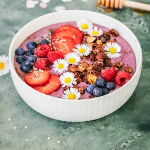 Beeren-Smoothie-Bowl-Rezept mit Toppings.