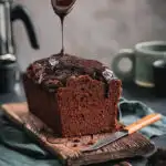 Schokokuchen wird mit Glasur überzogen.