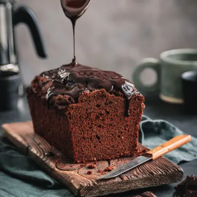 Schokokuchen wird mit Glasur überzogen.