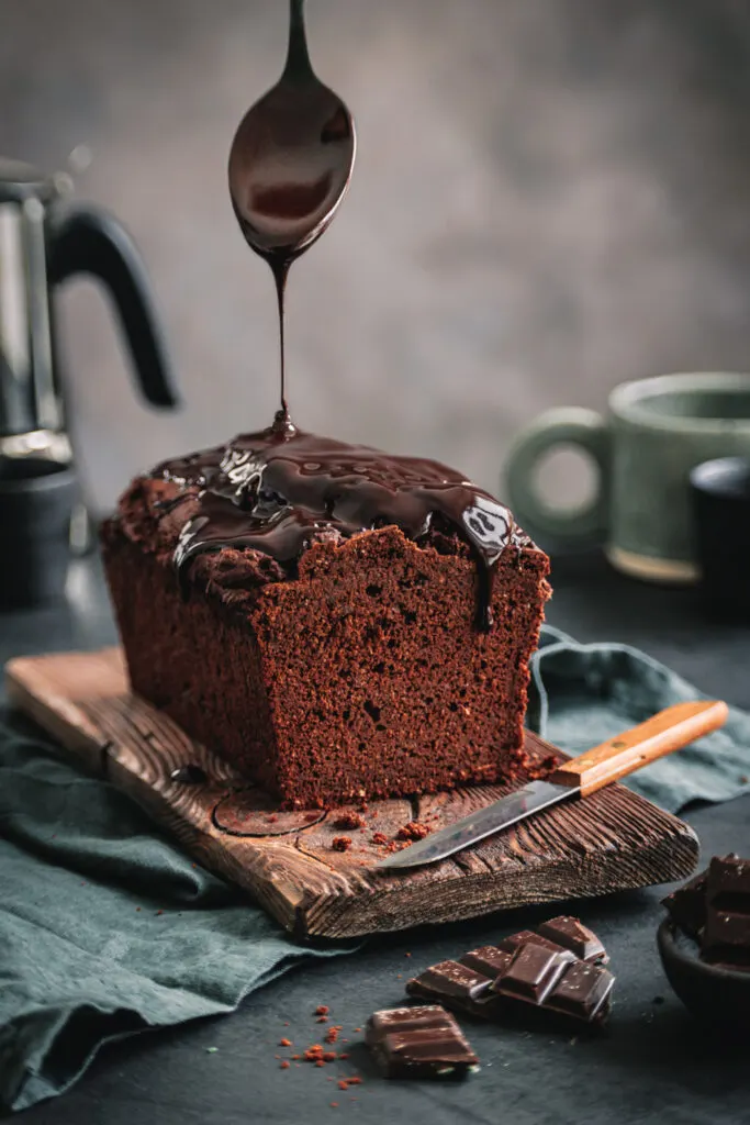 Schokokuchen wird mit Glasur überzogen.