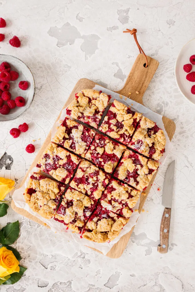 Veganer Streuselkuchen mit Himbeeren.