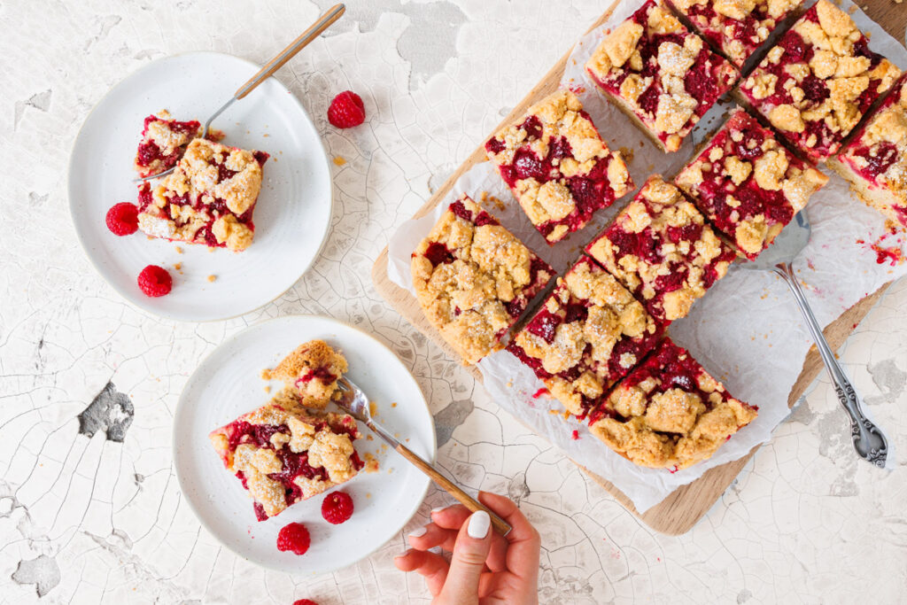 Saftiger Himbeer-Streuselkuchen mit veganem Rührteig.