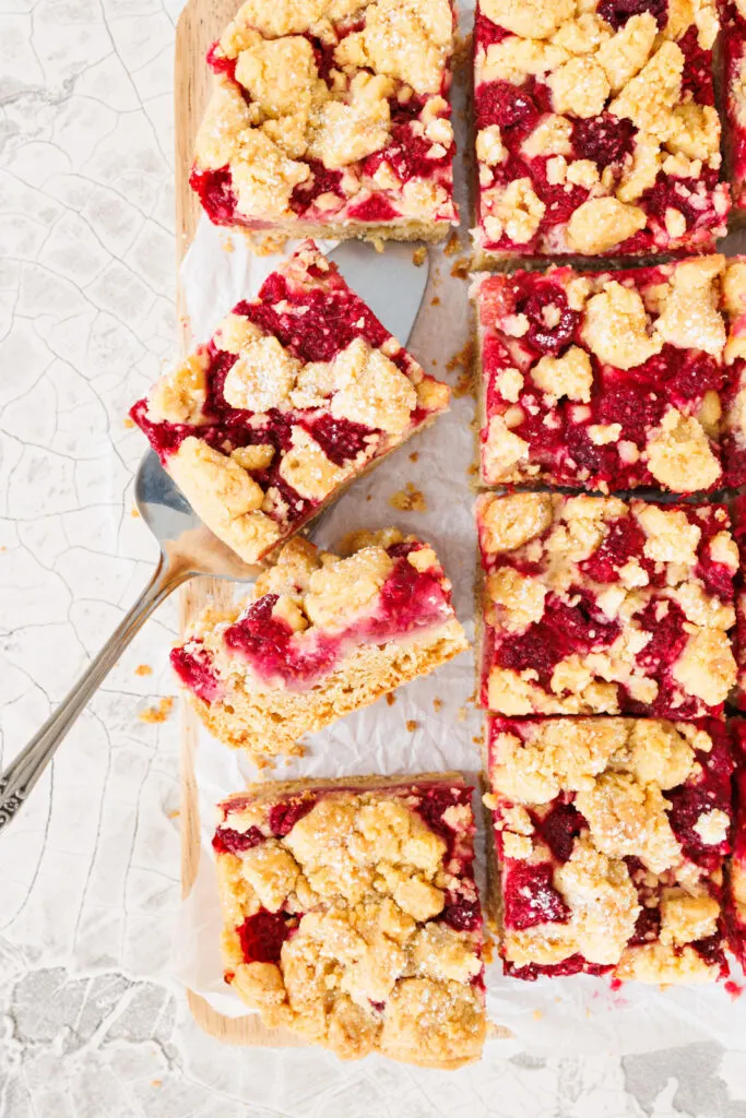 Einfaches Streuselkuchen-Rezept mit Himbeeren.