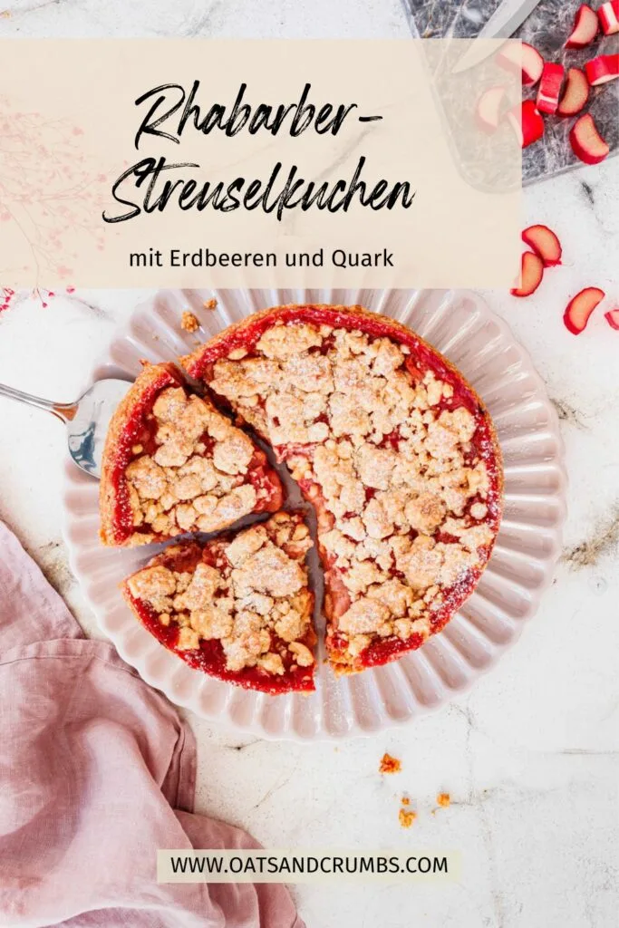 Pinterest-Grafik zum Rezept für Rhabarber-Streuselkuchen mit Erdbeeren und Quark.