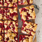 Köstlicher sommerlicher Streuselkuchen mit Obst.