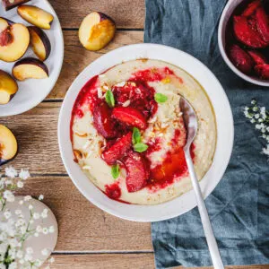 Grießbrei mit Hafermilch als gesundes Frühstück.