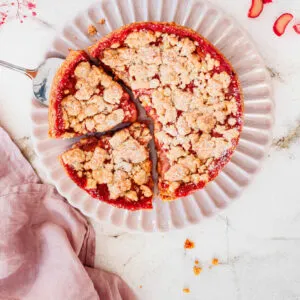 Saftiger Streuselkuchen mit Erdbeeren, Rhabarber und Quark-Puddingcreme.