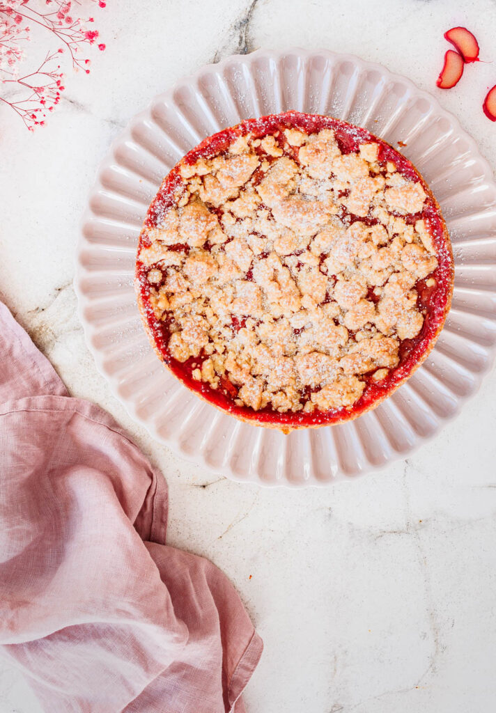 Saftiger Rhabarber-Streuselkuchen mit Erdbeeren und Quark.