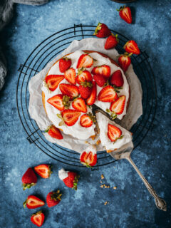 Schneller Kuchen mit Erdbeeren und Sahne.