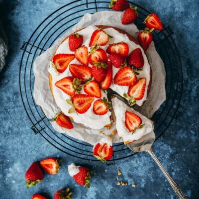 Schneller Kuchen mit Erdbeeren und Sahne.