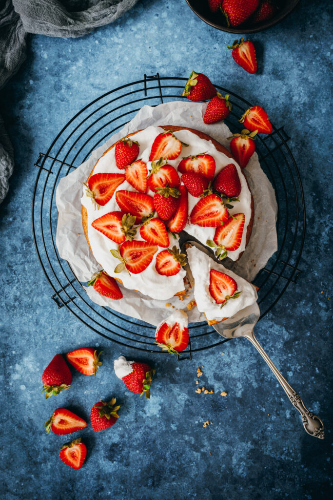 Schneller Kuchen mit Erdbeeren und Sahne.