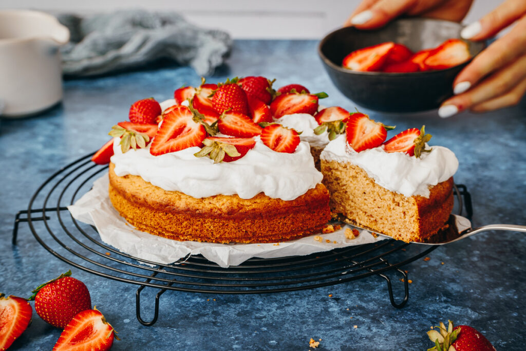 Einfacher Kuchen mit Erdbeer-Sahne-Topping.