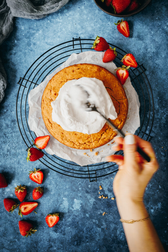 Schneller Kuchen ohne Zucker mit Sahne-Topping.