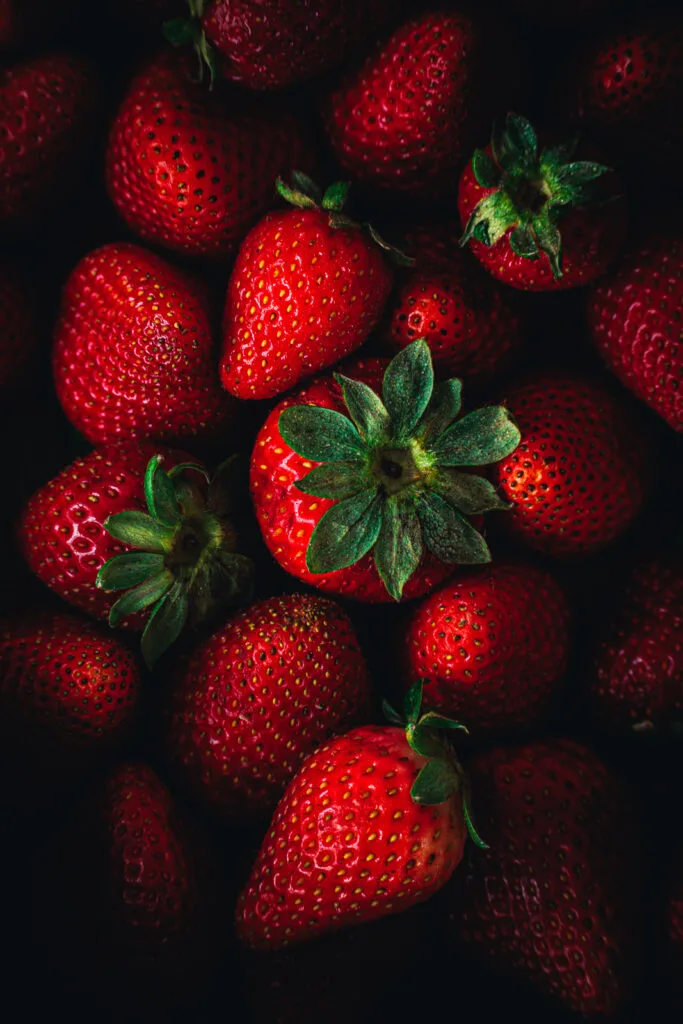 Makro-Aufnahme von Erdbeeren aus dem Portfolio von Sarah Helmanseder.