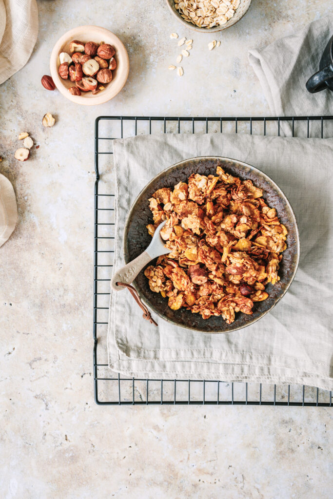 Eine Schüssel selbstgemachtes Granola ohne Zucker.