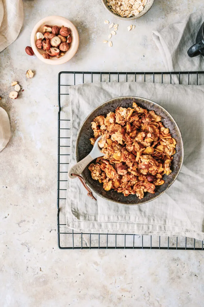 Eine Schüssel selbstgemachtes Granola ohne Zucker.