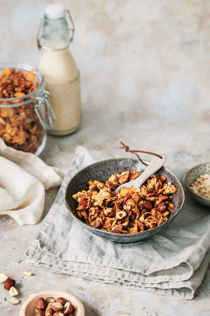 Gesundes zuckerfreies Knuspermüsli in dunkler Schüssel.