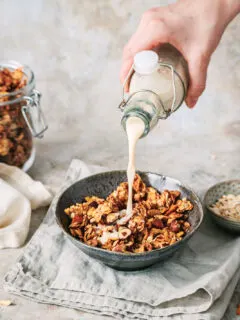 Knuspriges Granola ohne Zucker in einer Schüssel mit Hafermilch.