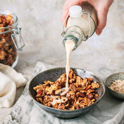 Knuspriges Granola ohne Zucker in einer Schüssel mit Hafermilch.