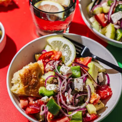 Bunter Griechischer Sommersalat mit selbstgemachtem Fladenbrot.
