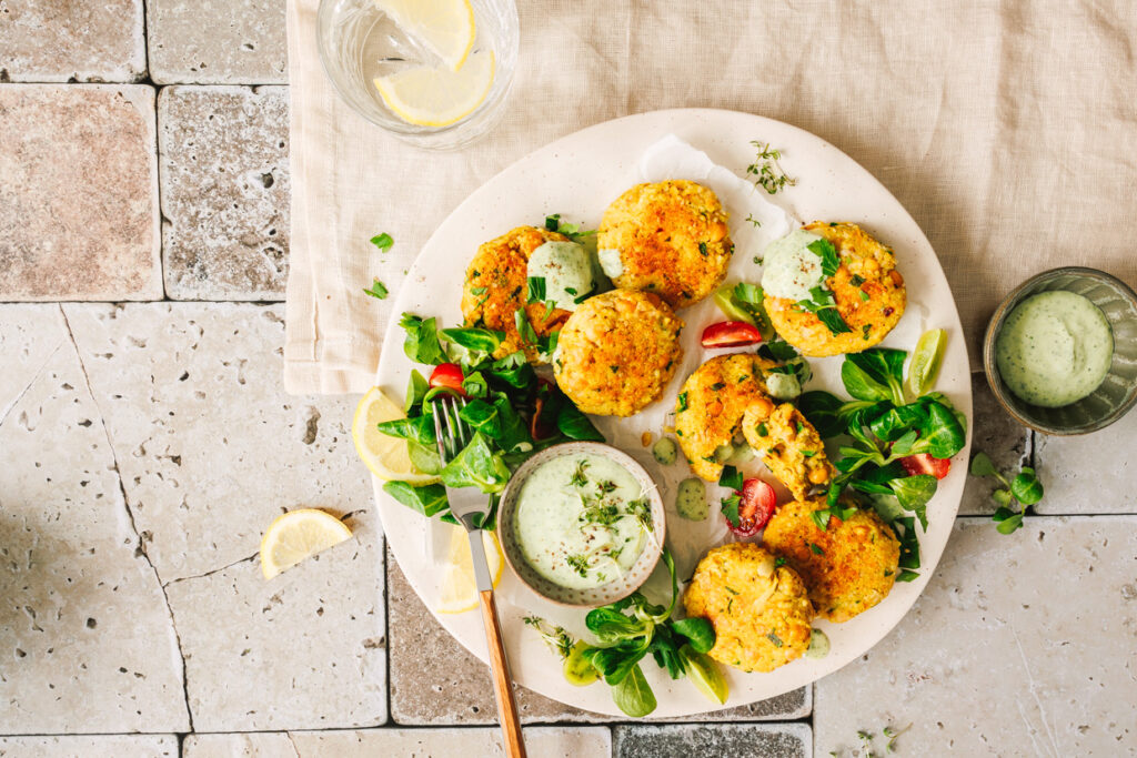 Gesunde Kichererbsen-Frikadellen mit grünem Joghurt-Dip. 