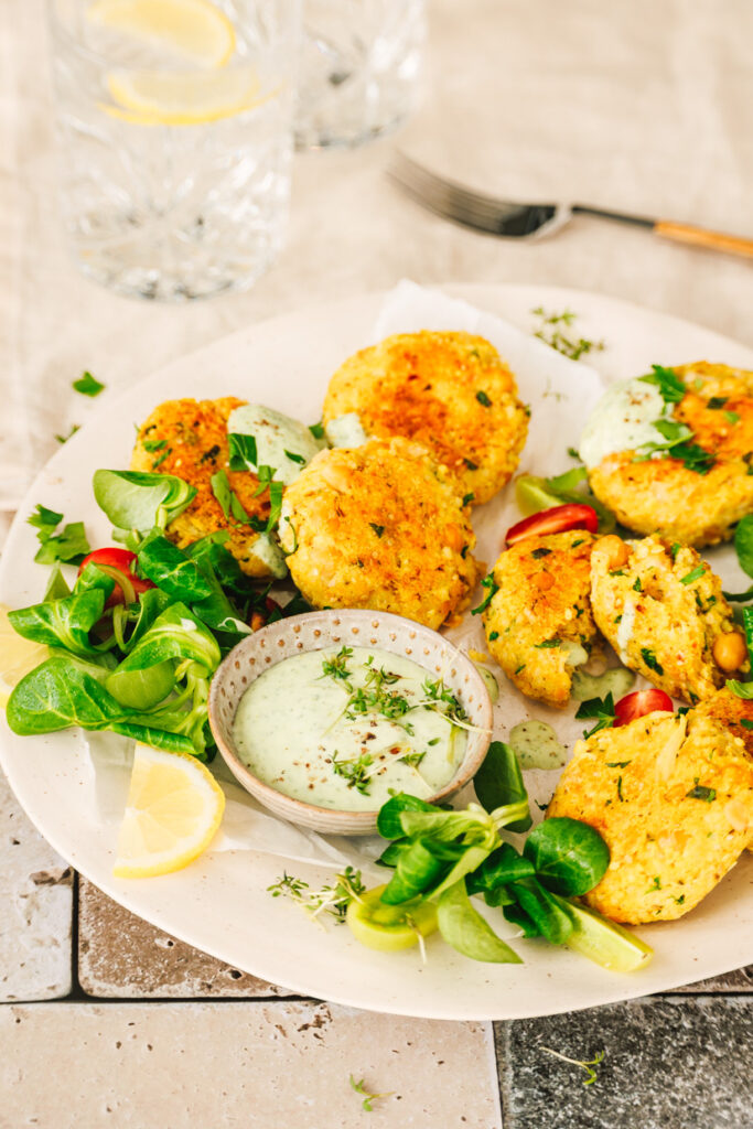 Hirse-Kichererbsen-Bratlinge mit Salat und Dip.