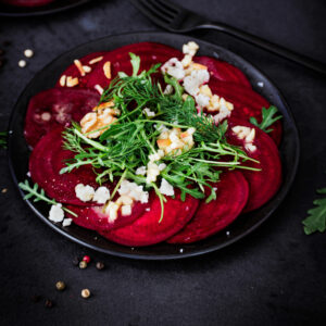 Rohe Rote Bete mit Rucola, Feta und Nüssen.