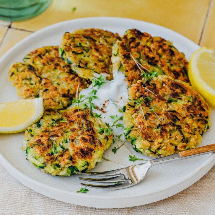 Einfache Zucchinipuffer mit Haferflocken (knusprig)