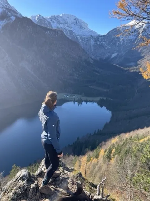 Sarah über den Langbathseen am Höllengebirge.