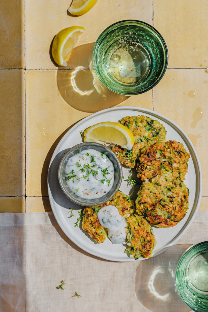 Einfache Zucchinipuffer mit Haferflocken (knusprig)