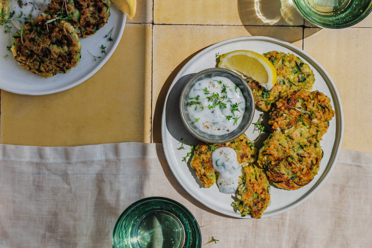 Einfache Zucchinipuffer mit Haferflocken (knusprig)