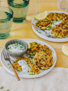 Zucchini-Frikadellen mit Haferflocken.