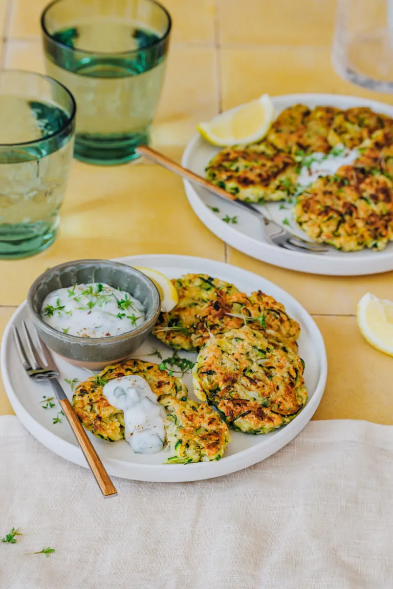 Zucchini-Frikadellen mit Haferflocken.