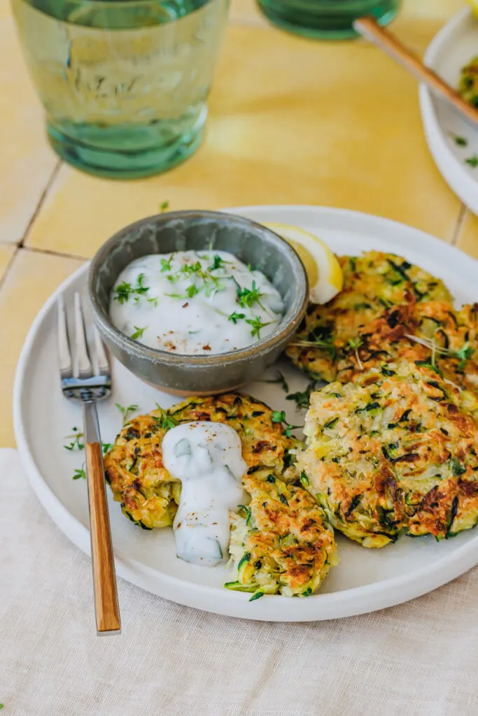 Zucchinipuffer ohne Ei – vegan und gesund.