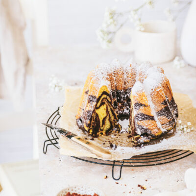 Marmorkuchen-Gugelhupf mit Schokolade.
