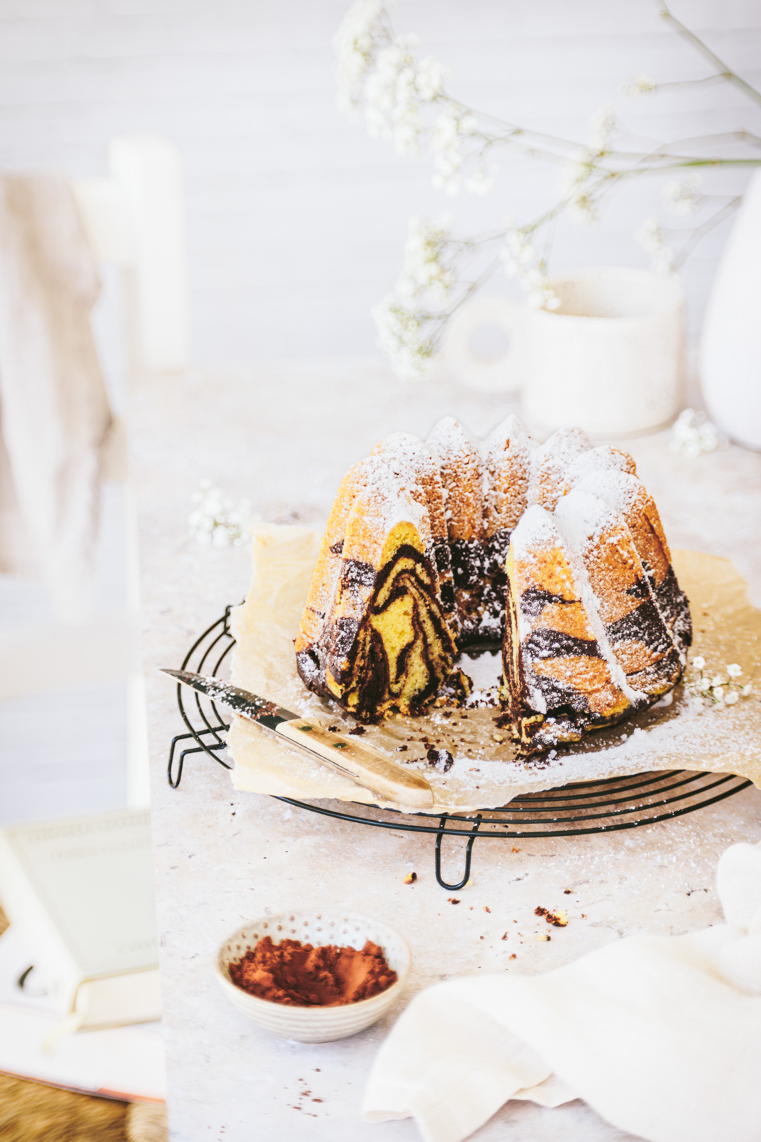 Marmorkuchen-Gugelhupf mit Schokolade.