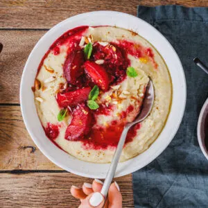 Grießbrei mit Hafermilch als gesundes Frühstück.