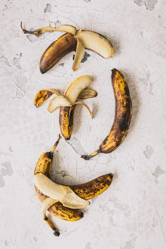 Überreife Bananen für Bananenkuchen mit viel Bananen.