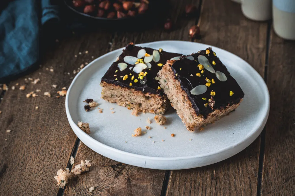 Bester Zucchinikuchen – saftig und mit Schokoglasur.