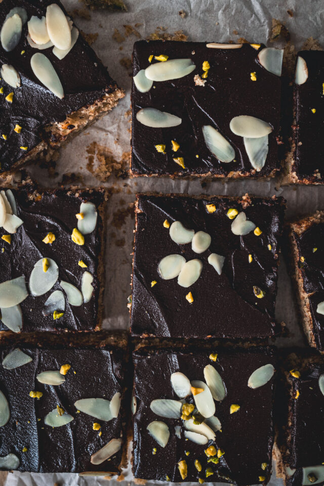 Bester Zucchinikuchen – saftig &amp; mit Schokoglasur