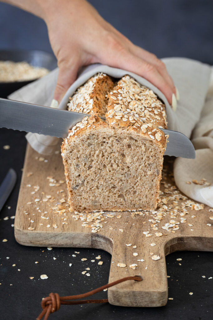 Knuspriges Brot aus Haferflocken.