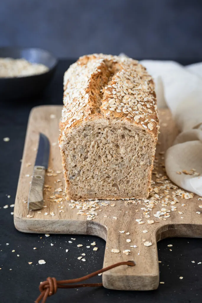 Brot backen mit Haferflocken.